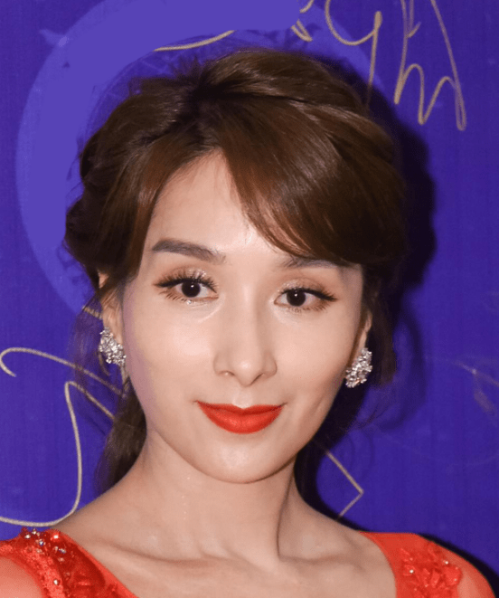 面料|杨恭如保养得真好,47岁皮肤紧致无一丝皱纹,穿网纱红裙分外妖娆