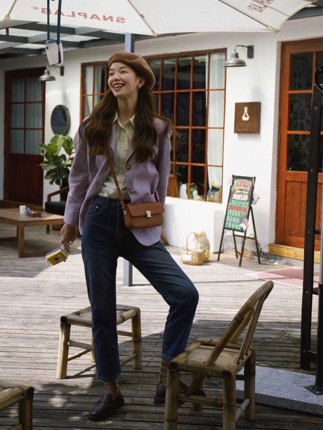 气质|普通女孩该怎么穿才洋气?白色西服搭配百褶裙干练精致,优雅大气