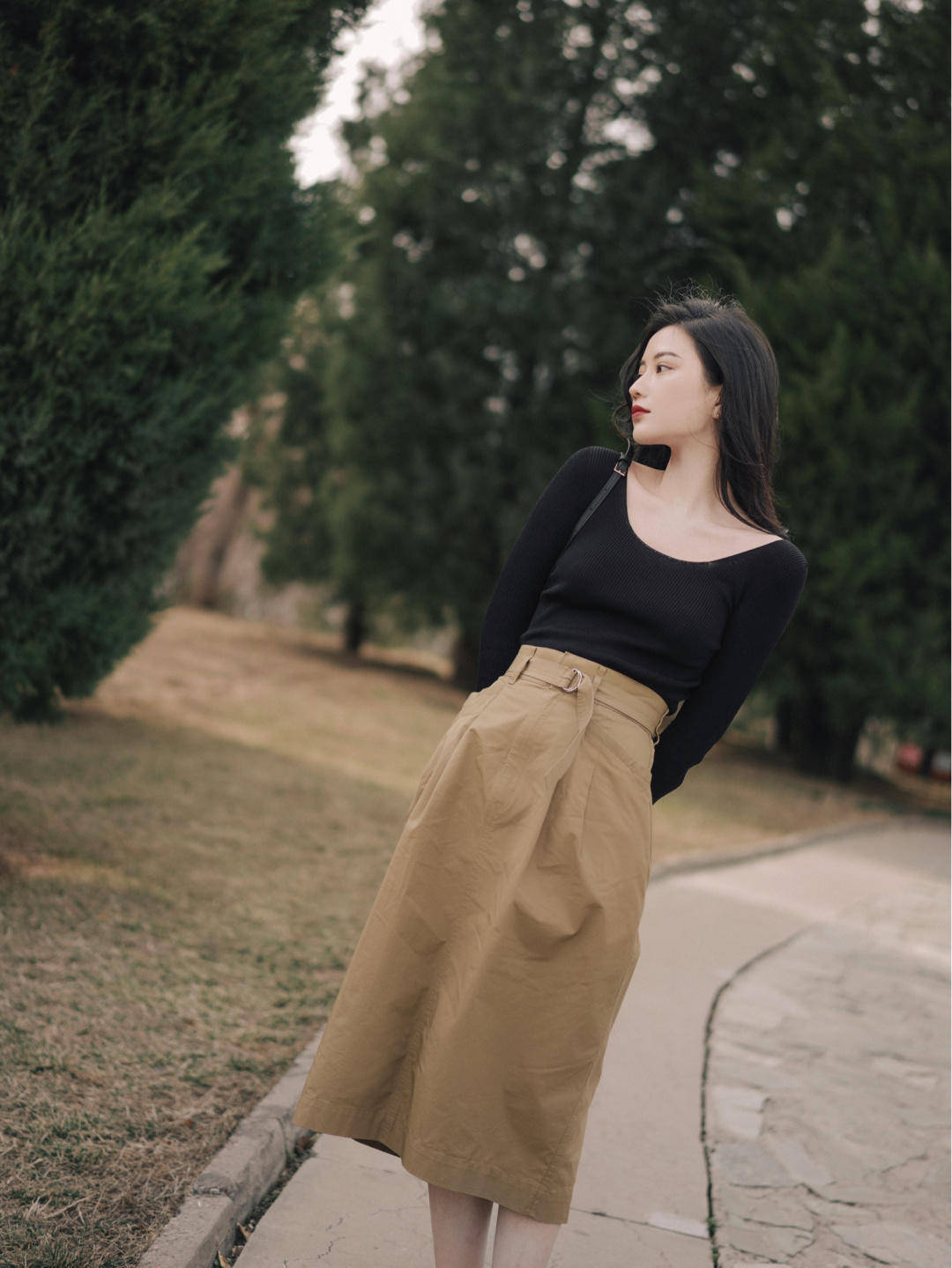 面料|职场法式穿搭指南，大u领针织衫+半身裙，穿起来气质又性感