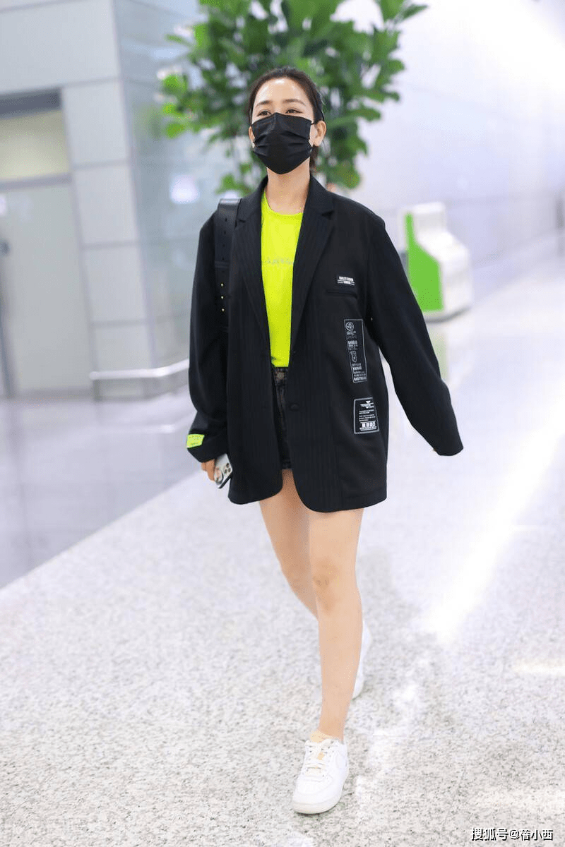 黑色|“马苏”穿黑白拼色连衣裙好优雅，剪了短发也毫不逊色，气场全开