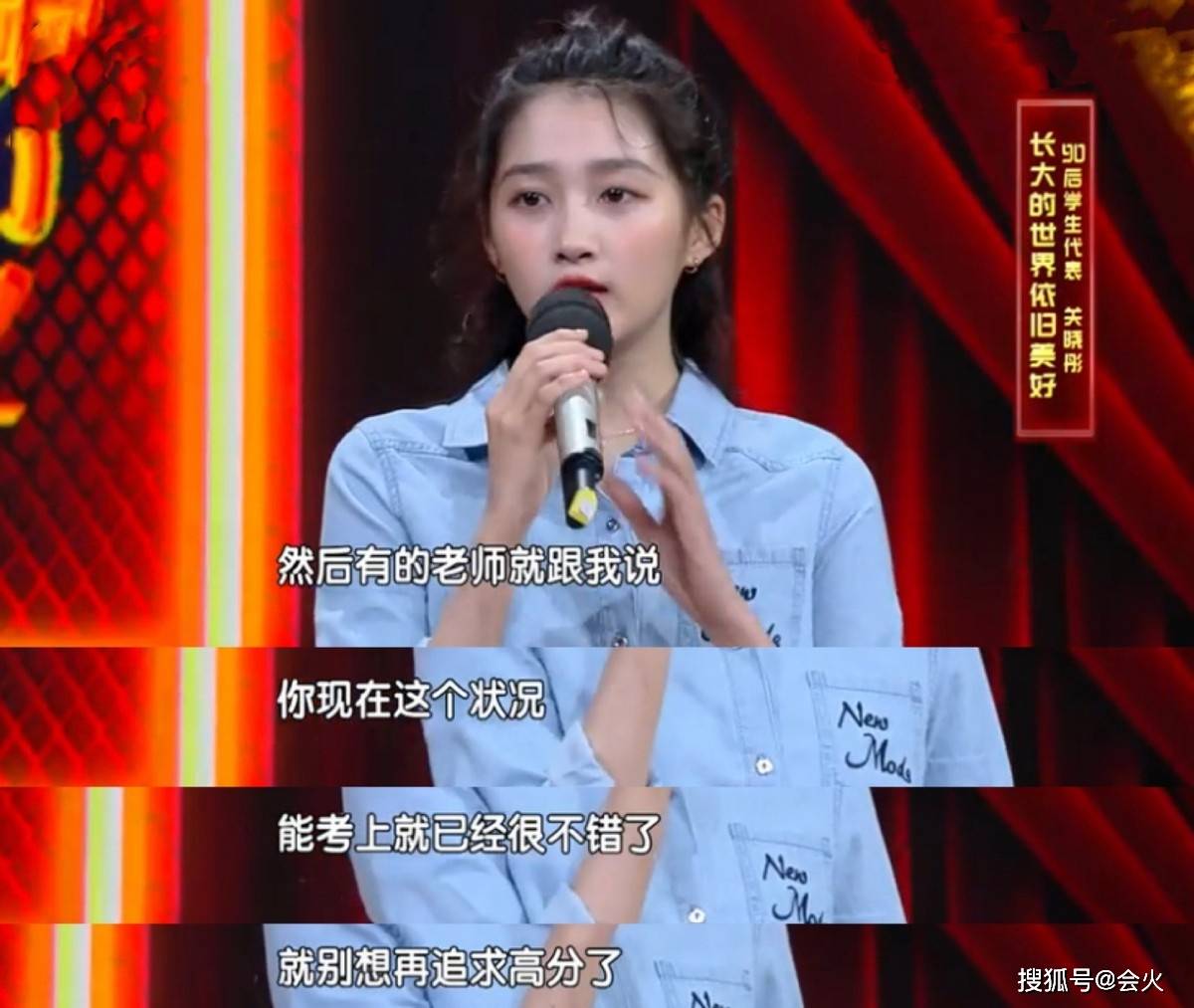 女王|关晓彤沙漠旅游照曝光，随意躺沙堆上露长腿，感叹要脚踏实地