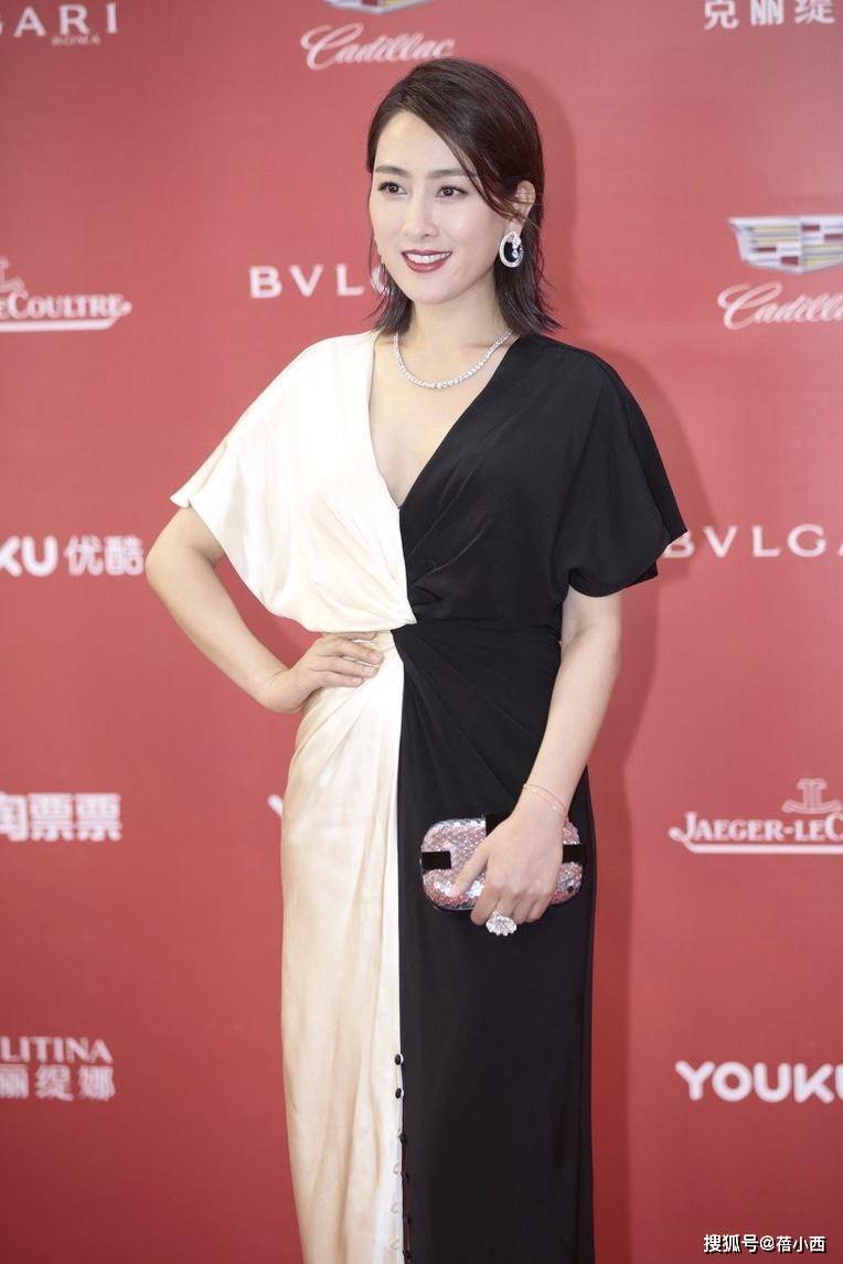 黑色|“马苏”穿黑白拼色连衣裙好优雅,剪了短发也毫不逊色,气场全开