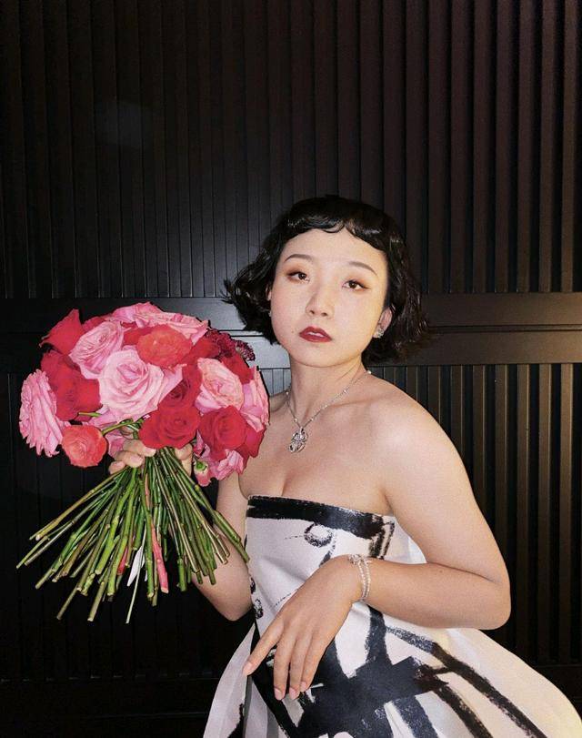 身材|自信的女孩最美丽，辣目洋子一袭黑白手绘抹胸裙，优雅大气超惊艳