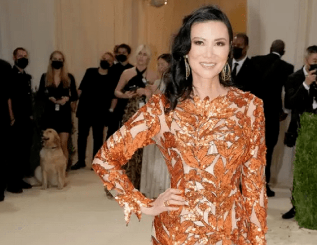 设计|52岁邓文迪才是红毯王者！穿奢华礼服尽显名媛范，涂裸色口红都美