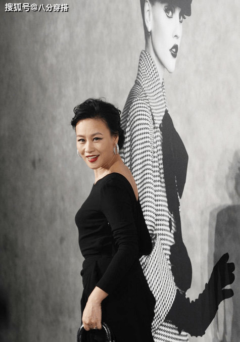一身|邬君梅越老越有韵味,一袭黑色连衣裙端庄优雅,气场全开真惹眼
