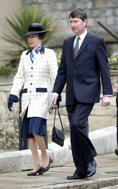 曲线|英国71岁安妮长公主重穿旧衣！中国红唇色显白显年轻，最多50岁