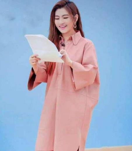 腰肢|任家萱变得更美了,穿一袭粉裙出场尽显少女感,根本不像是39岁