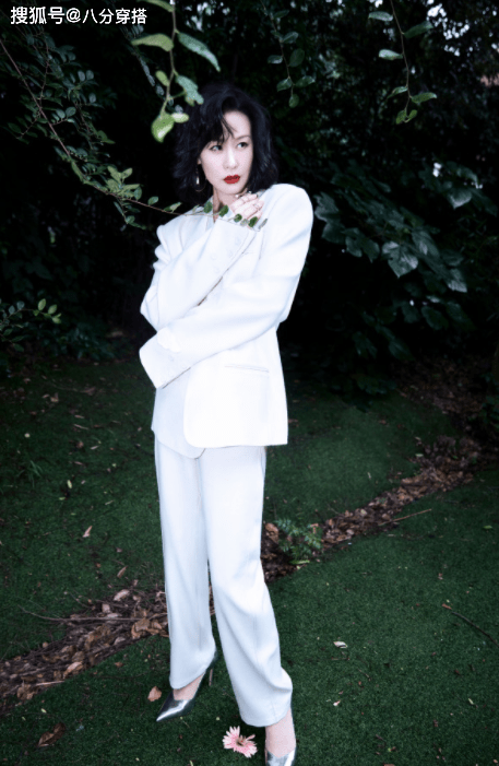 一身|邬君梅越老越有韵味，一袭黑色连衣裙端庄优雅，气场全开真惹眼