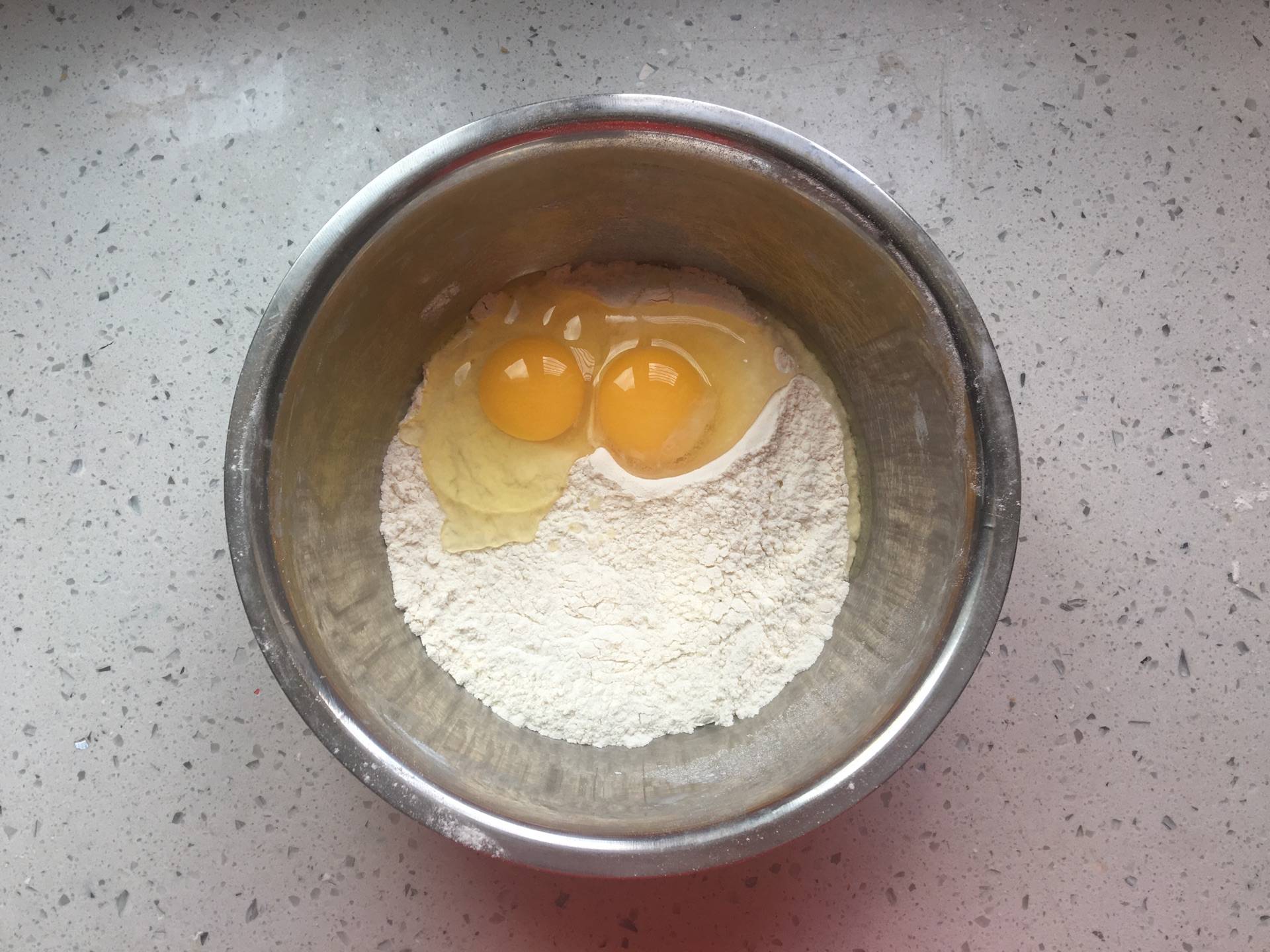 加入适量|2个鸡蛋加一碗面粉，做一份健康好吃的快手早餐，10分钟搞定
