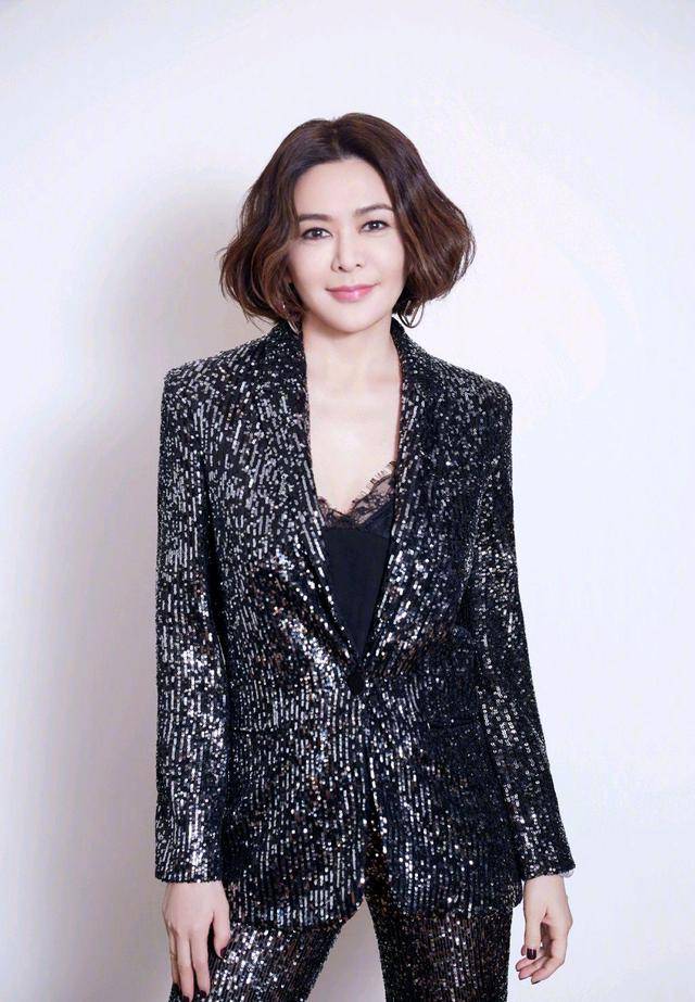 关之琳|关之琳一点不服老，黑色西装干练利落，点缀亮片更加精致时髦