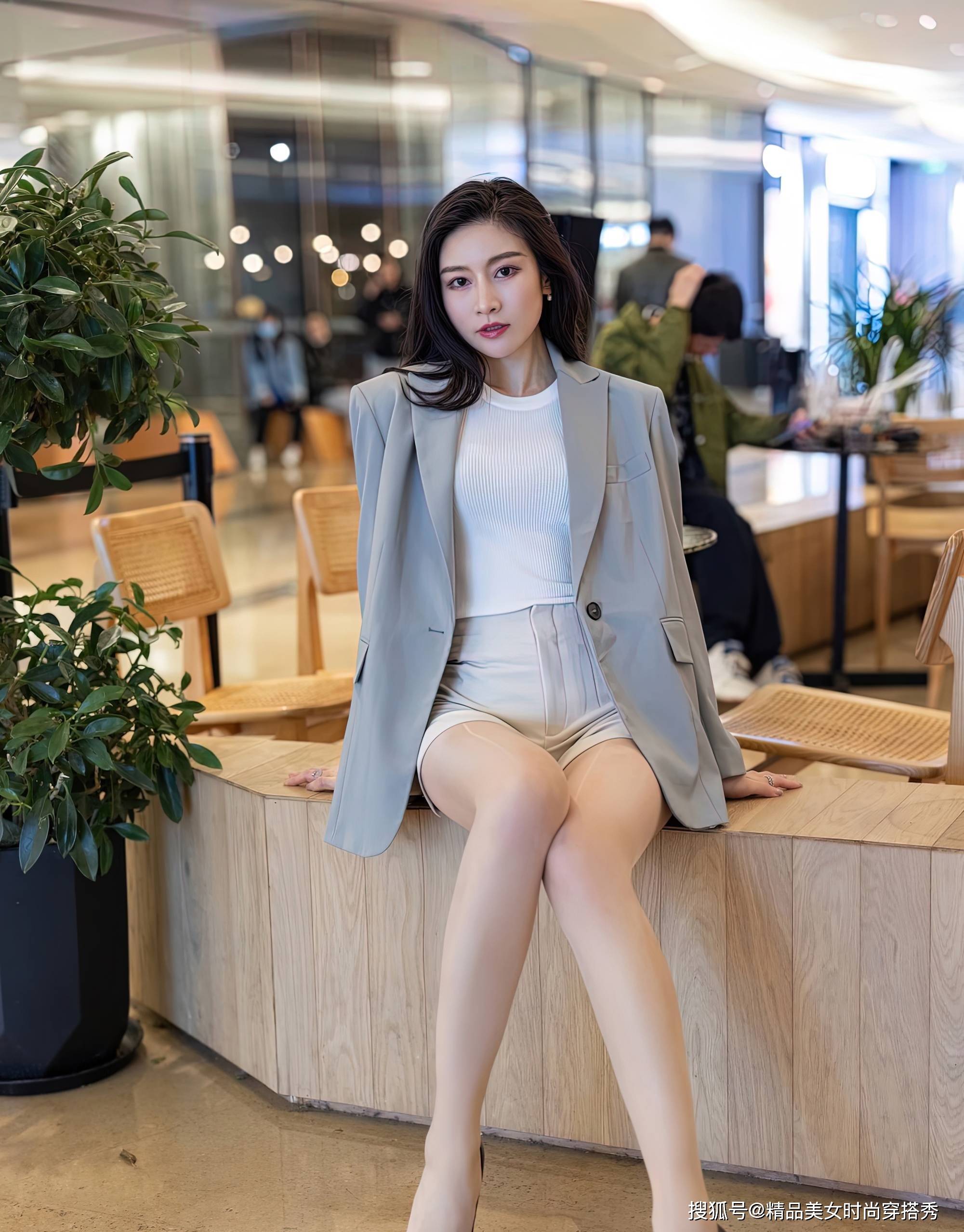 西装|白色背心和白色短裤，外搭西装外套，温柔又不失职场的干练