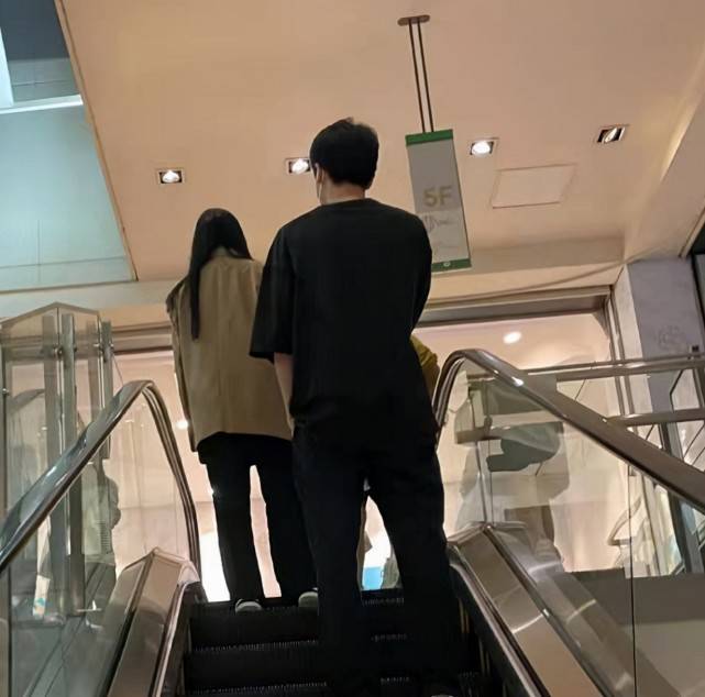 奢侈品|刘亦菲罕见逛奢侈品店!穿男友风西装戴墨镜表情高冷,巨星架子大