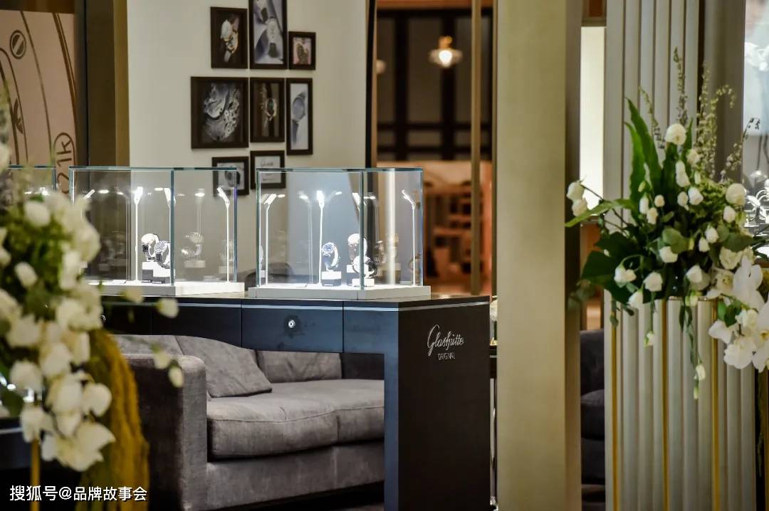 �ںϾ�����Ħ��,�����߽������յ�ԭ���ڳɶ���ʱ��֮��