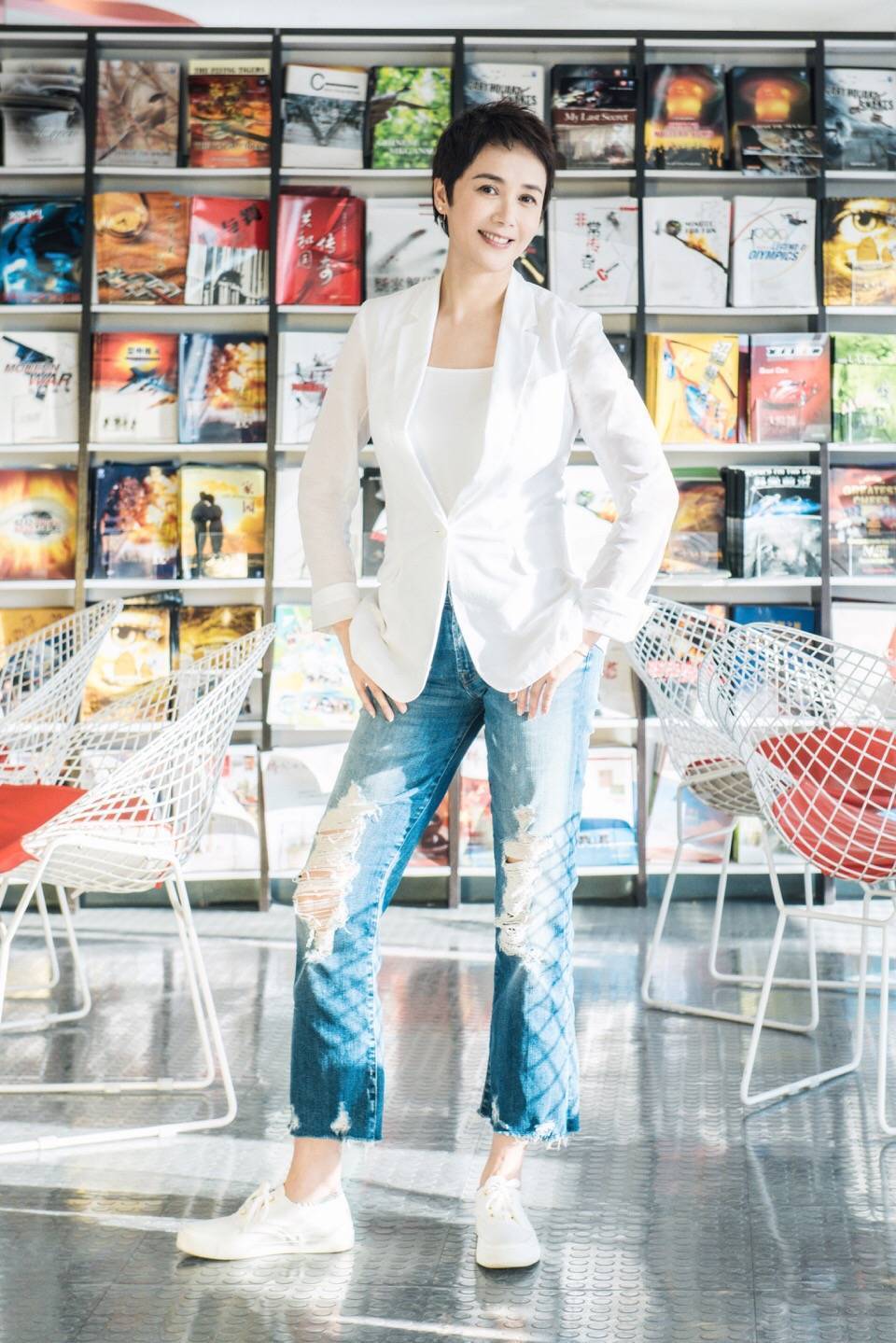 颜色|蒋雯丽真是越老越有气场,白色西装配牛仔裤干练利落,气场全开