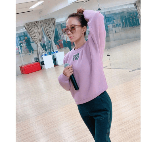 脸蛋|李玟就算不化浓妆也有优势，伪素颜的脸蛋，感觉很有学生感