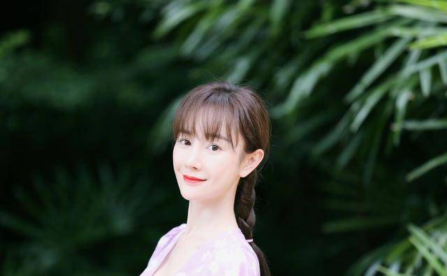 周海媚现身秀场发型简单、穿着朴素钟丽缇走出自己的风格？