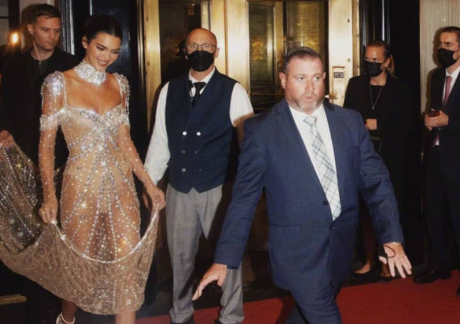 一身|绝美！詹娜梦幻长裙惊艳红毯，神似赫本，又是羡慕布克的一天