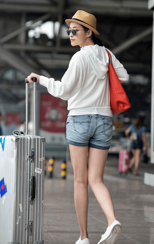 经典|梅婷真是“阿姨辈顶流”，白色外套配牛仔短裤休闲洒脱，时髦温柔