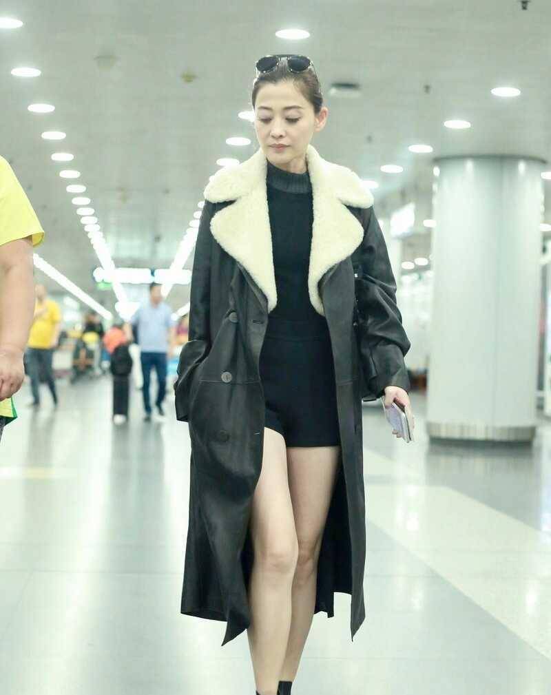 皮质|梅婷才是穿搭高手，皮质翻领风衣配短裤又飒又美，身材比例出众