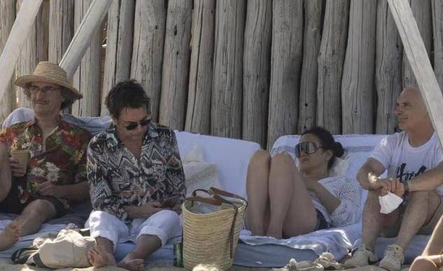 老公|巩俐终于做回小女人，穿深V热裤海滩散步，外籍老公全程牵手贴心