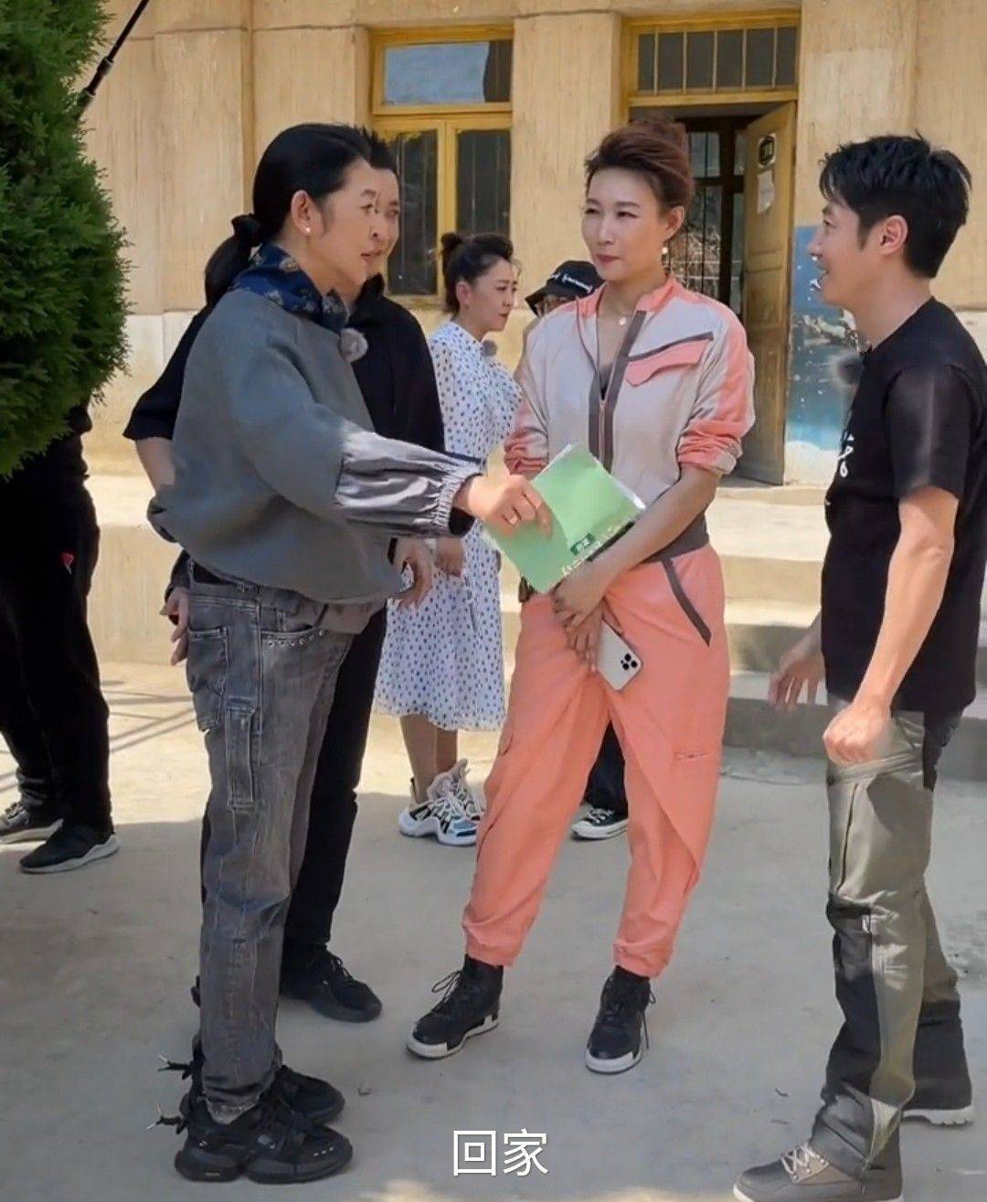 身材|倪萍老了瘦出尖下巴，上节目还浓妆艳抹装阿姨，脸这么垂不假吗？