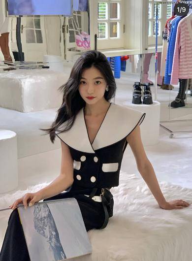 大腿|杨幂是有多瘦?大腿和助理小腿差不多细,身材好穿紧身裤真占便宜