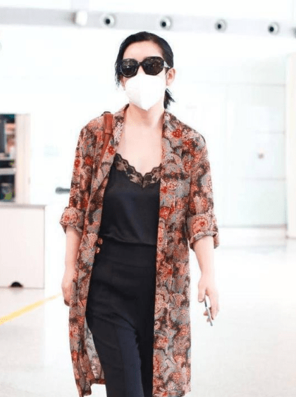 吊带|秦海璐穿搭够随性，蕾丝吊带配“大妈外套”，看着就很有年龄感