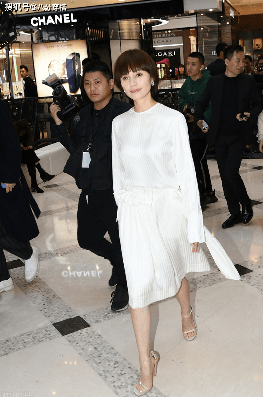 套装|袁泉真是优雅到骨子里了,一袭白色连衣裙优雅温柔,成熟精致
