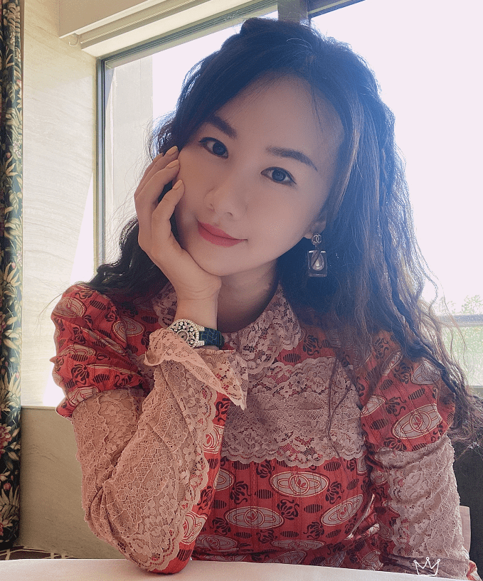 邱淑贞|“邱淑贞接班人”挺娇嫩，穿橘色波点裙配蝴蝶结，瞧瞧别人的38岁