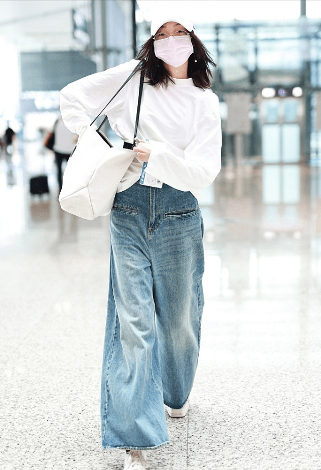 恋情|雎晓雯金大川默认恋情，黑白穿搭简约随性，超模的气质真不一般