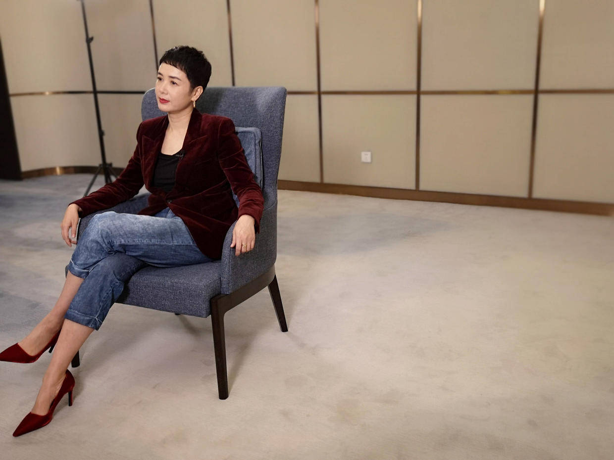 颜色|蒋雯丽真是越老越有气场,白色西装配牛仔裤干练利落,气场全开