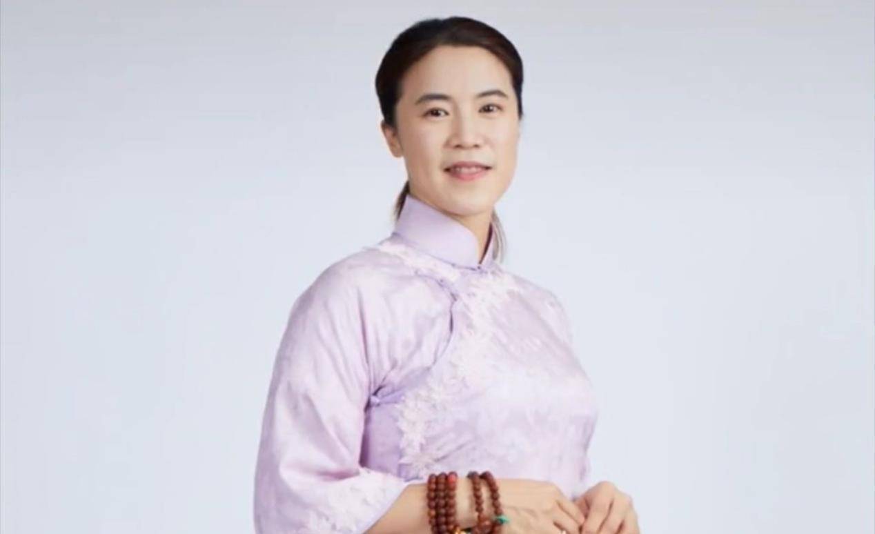东方|奥运冠军王楠退役后大变样!罕见旗袍穿出东方韵味,变化大更女人