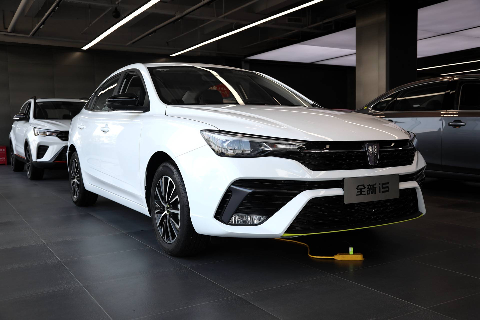 合格的家用车到店实拍荣威i5该有的配置全都有