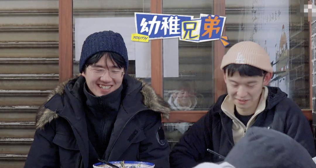 手机|《恰好是少年》王俊凯这样算轧戏吗？频繁低头玩手机，怕素颜被曝