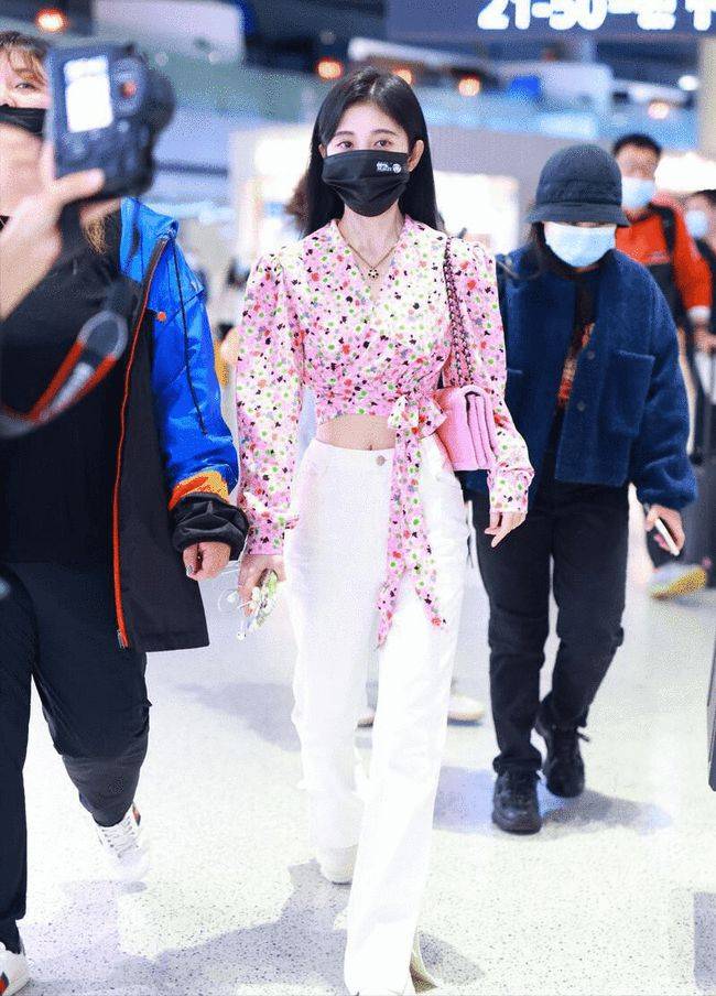 沈春阳|小沈阳女儿真长大了，身高赶上妈妈沈春阳，穿得休闲清新挺时髦