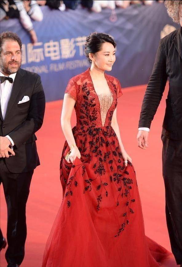 的优点|许晴的状态过分了，穿“钻石裙”微微一笑宛如少女，优雅气质太绝