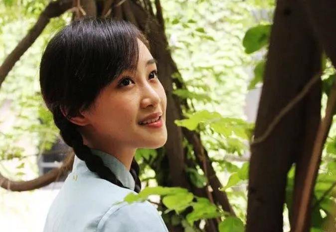 梁小冰|“苦瓜脸”的女星，这几个特征都很明显，拉低颜值低容易显老