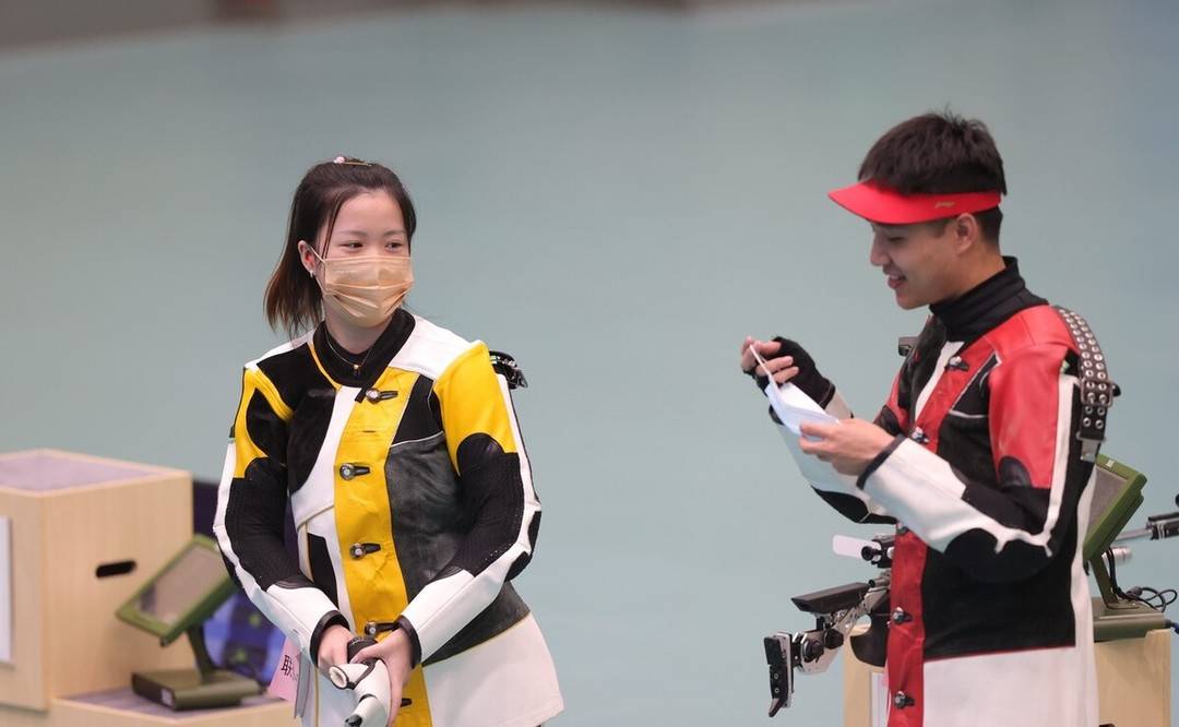 夺冠颁奖变成大型追星现场,礼仪小姐都化身为迷妹_杨皓然