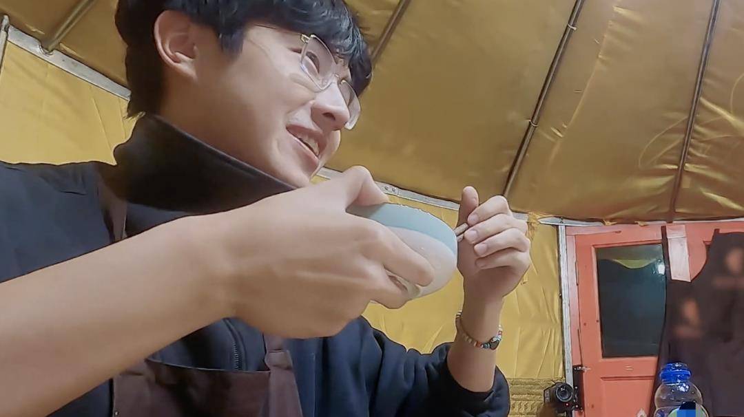 手机|《恰好是少年》王俊凯这样算轧戏吗？频繁低头玩手机，怕素颜被曝