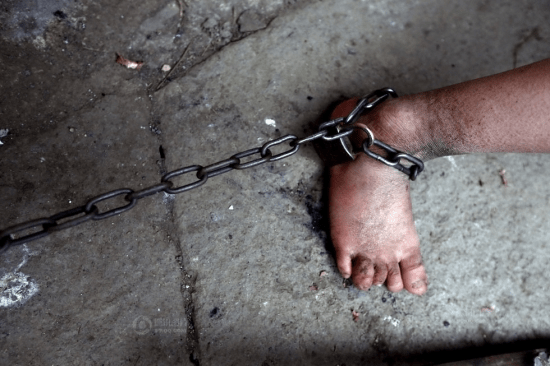 原创13岁女孩被父亲用铁链锁住:家有四个孩子,母亲精神病