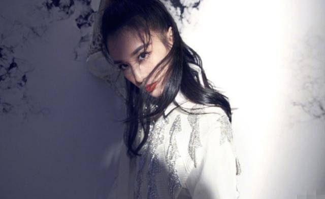 一身|黄圣依写真美翻了，闪闪造型惹人爱，侧颜线条绝杀