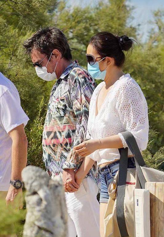 老公|巩俐终于做回小女人，穿深V热裤海滩散步，外籍老公全程牵手贴心