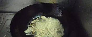 做法|金针菇的新吃法,做法简单,营养美味,也可以当零食吃哦!