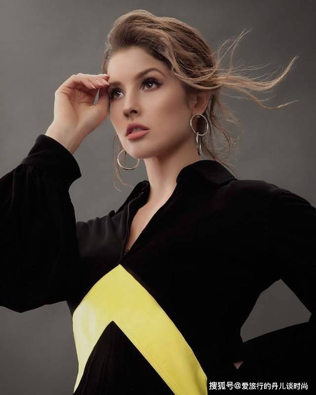 的美国网红,冷艳 高贵 率性 活泼是她衣品真实的写照_阿曼达·塞尔尼