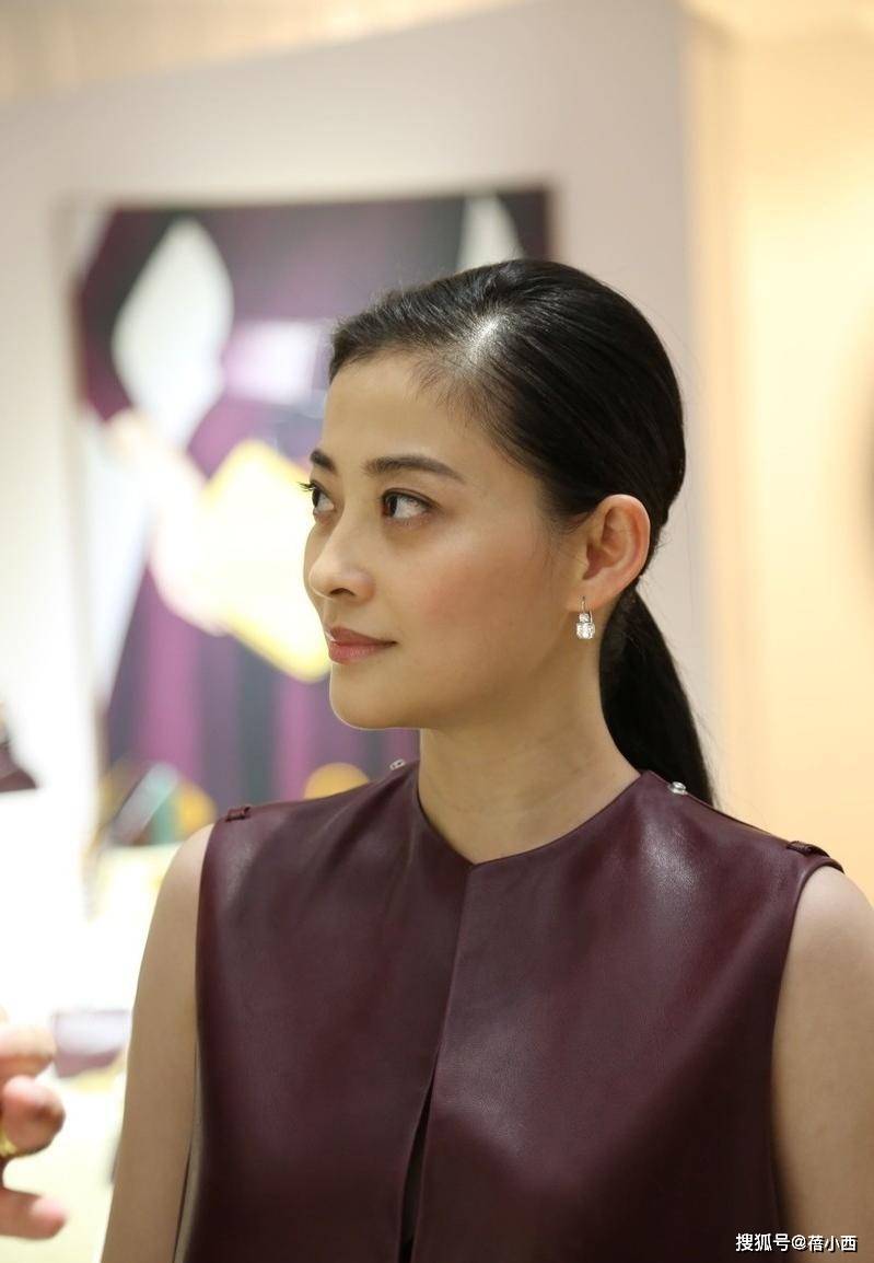 设计|梅婷脱离微胖圈后真会穿，无袖皮裙领口“开条缝”，高级感无敌了