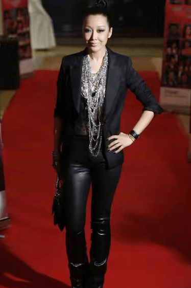 连体|一身黑搭配飒爽又帅气,裤子和鞋拼在一起真潮