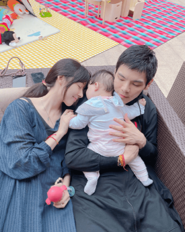 向太生|郭碧婷怀二胎了？带女儿游玩腹部凸起明显，曾答应向太生三个孩子！