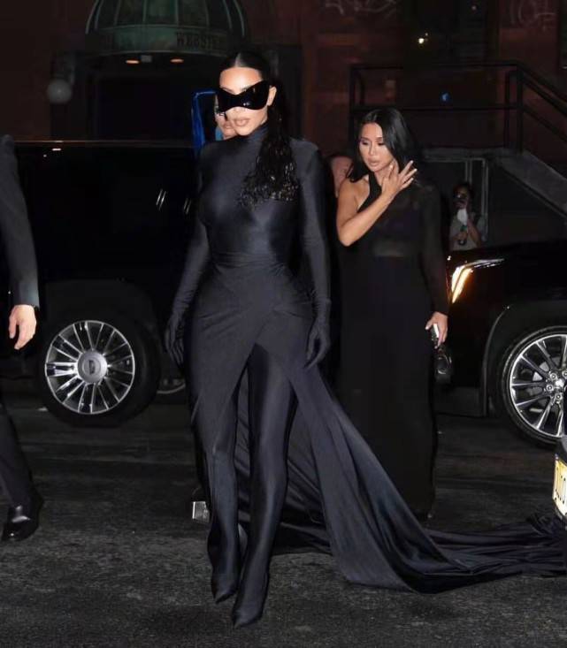 黑色|金卡戴珊终于舍得拿下头套！戴墨镜穿紧身衣cos猫女秀翘臀，超性感