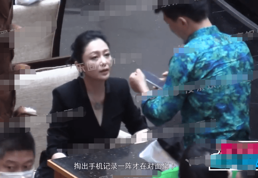颜色|这才是陈红的真实样，不美颜不修图，脸上皱纹丛生腰间赘肉泛滥！