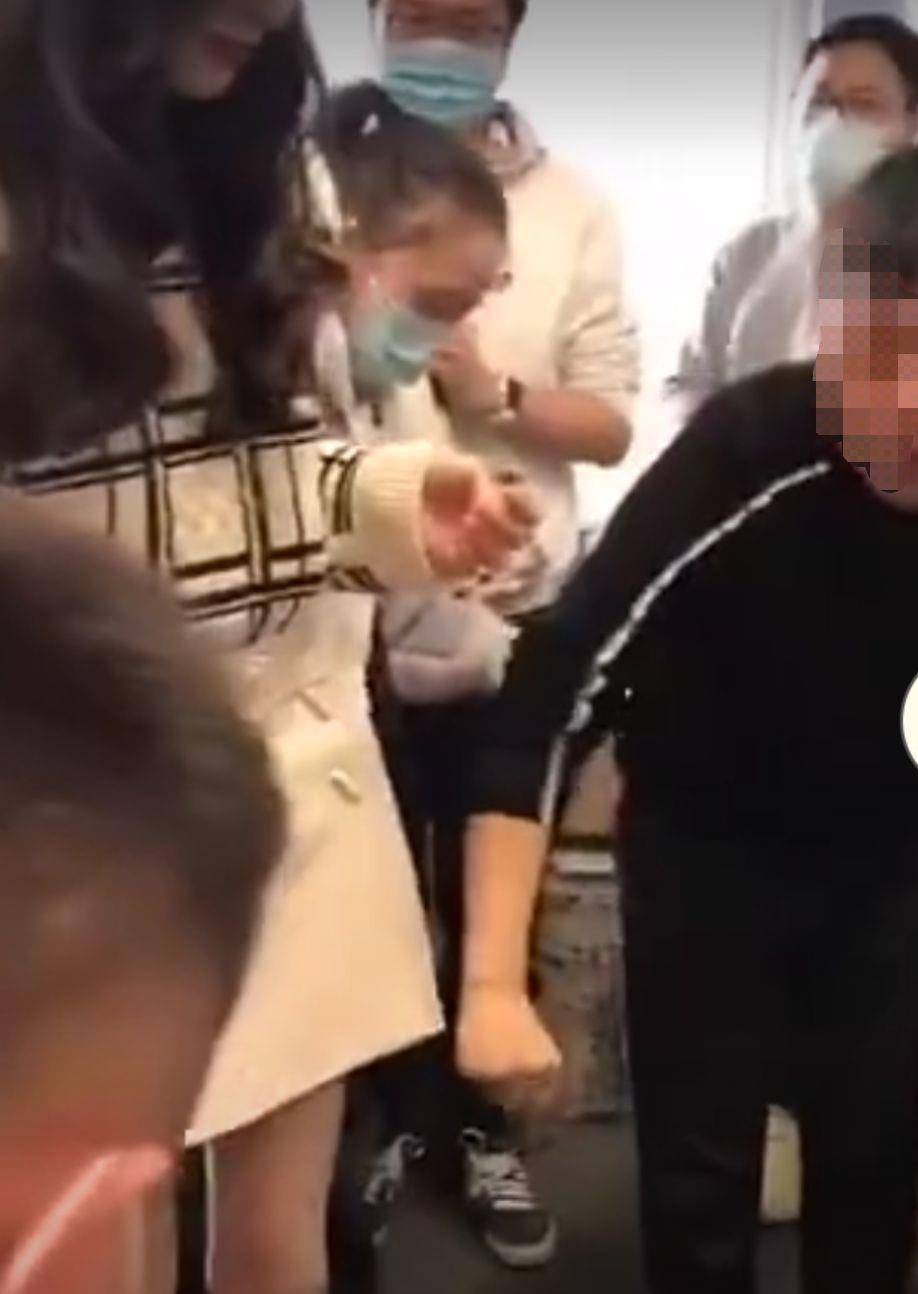 纸片人|37岁唐嫣生图曝光,产后依旧是纸片人身材,大腿似男生拳头粗